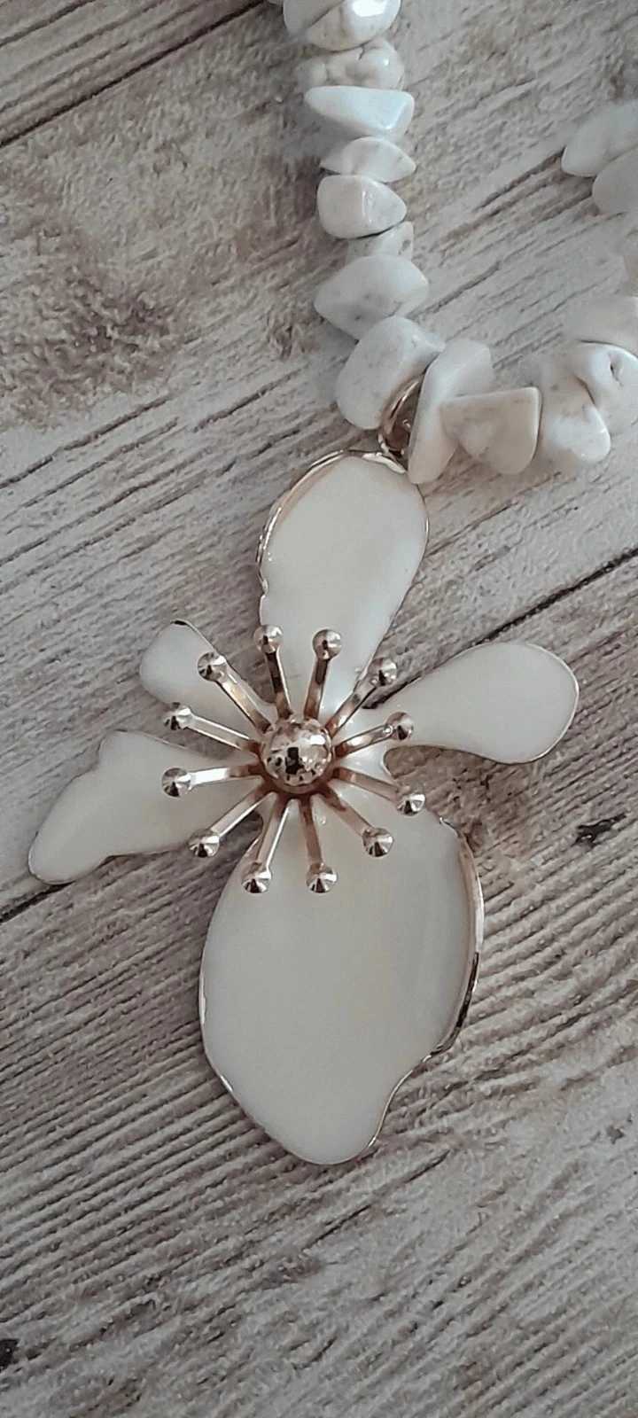 Collar estilo Bóheme, pequeñas piedras y flor blanca – photo 3